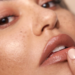 Cargar imagen en el visor de la galería, Huda Beauty - Power Bullet Cream Glow Hydrating Lipstick Money Maker
