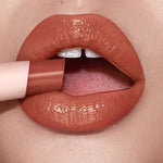 Cargar imagen en el visor de la galería, Charlotte Tilbury - Hyaluronic + Happikiss Colour Balm Happipeach
