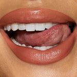 Cargar imagen en el visor de la galería, Charlotte Tilbury - Hyaluronic + Happikiss Colour Balm Happipeach
