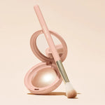 Cargar imagen en el visor de la galería, PRE-VENTA - Rare Beauty Positive Light Precision Highlighter Brush
